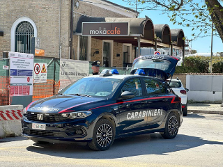 Macerata - Ragazza tenta il suicidio sui binari: i carabinieri la salvano pochi secondi prima del passaggio del treno